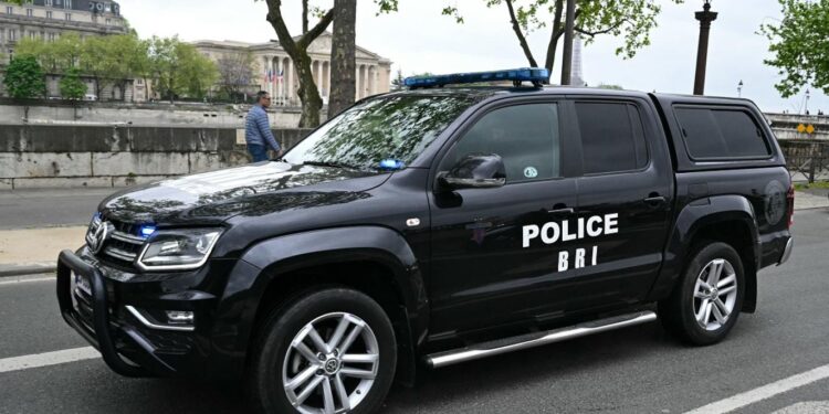 فرنسا تبعد شخص إيراني يروج لنظام بلاده