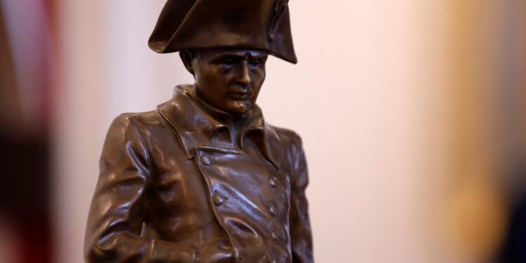 إرث “نابليون المسلح” لا يغــــادر التراب الفرنسي