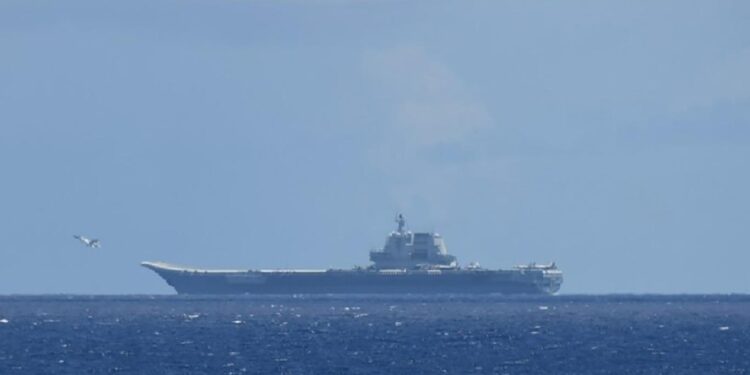 حاملة طائرات صينية تجري تدريبات في “المحيط الهادئ” وقلق في تايوان والفيليبين