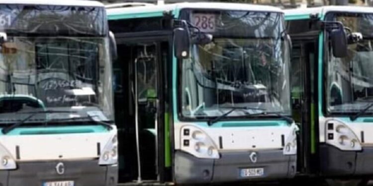 لبنان.. تحطيــــم حافلات النقل العام بعد يوم من إطلاقها