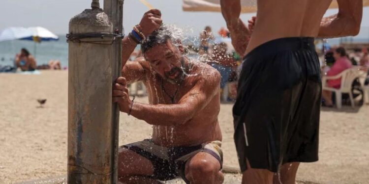 اليونان .. استحمام مشـــروط في عز الصيف