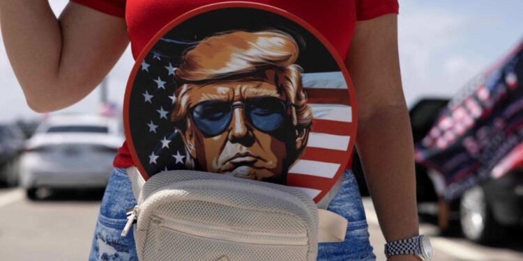 قمصان ترمب المضاد للرصاص تغزو مبيعات الإنترنت