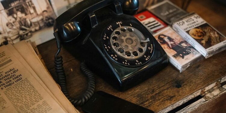 الاحتفاظ بالهاتف الأرضي رغم تراجع أهميته؟