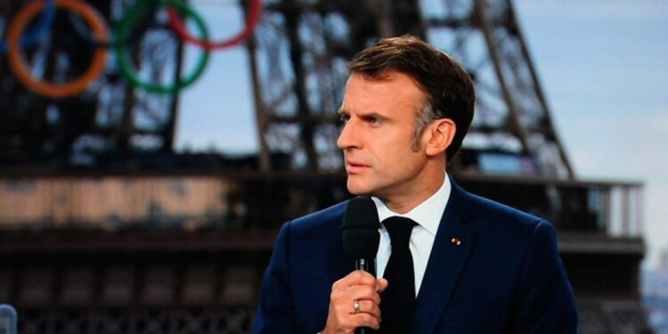 ماكرون يرفض مرشحة اليسار لرئاسة الحكومة ويستبعد الاستقالة