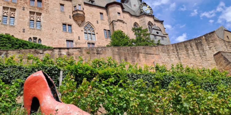 “المرأة الخيالية” وحذاء سندريلا في مدينة ماربورغ الألمانية