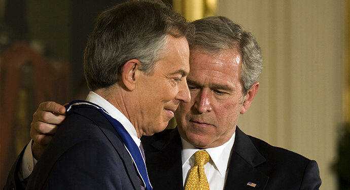 طوني بلير أيّد غزو العراق قبل حدوثه بعام وتصدى لشيراك وشرودر