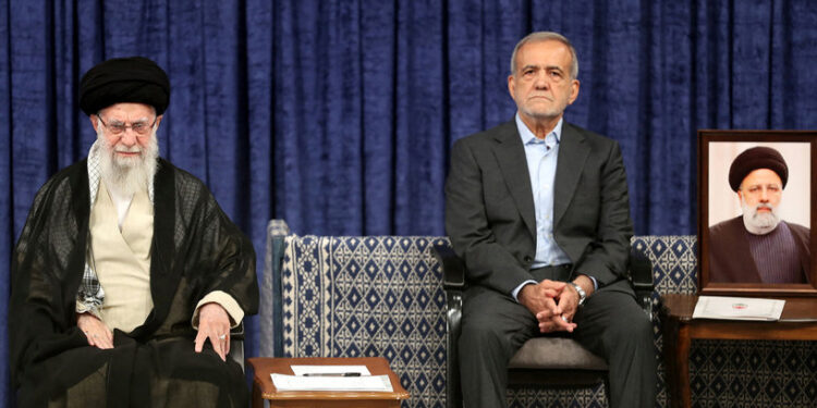 الاعلان عن تنصيب بزشكيان رئيساً لإيران