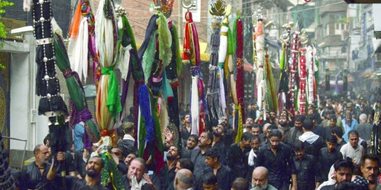 قلق وتحقيق وتوضيح على “اختفاء” 50 ألف باكستاني في العراق