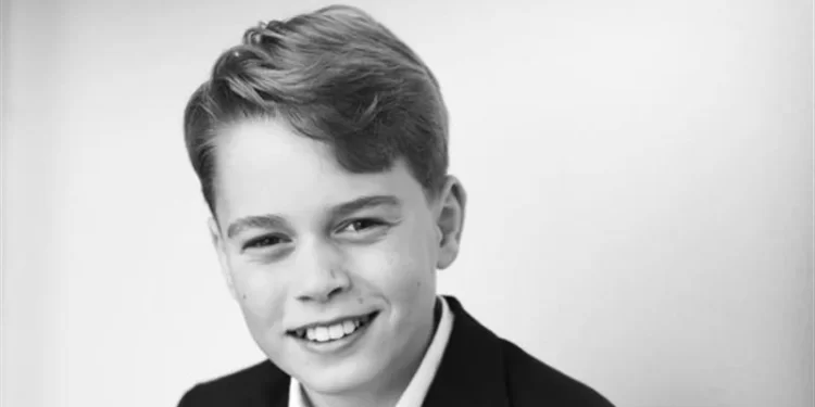 العائلة المالكة البريطانية تنشر صورة الأمير جورج احتفالًا بعيد ميلاد