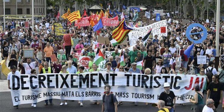 برشلونة .. مظاهرات ضد “السياحة المفرطة”