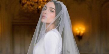 ملكة جمال الكون تحتفل بزواجها بفستان زفاف ملكي