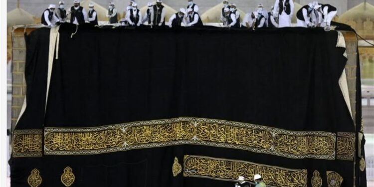 120 كيلو من أسلاك الذهب و100 من الفضة، مراسم تغيير كسوة الكعبة