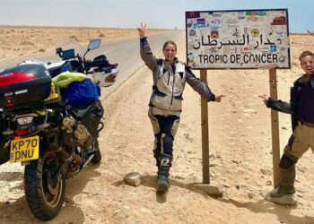 أصغر ثنائي يسافر حول العالم على متن دراجة نارية