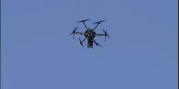 جهاز يشحن الطائرات المسيرة أثناء التحليق