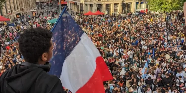 كيف وُلدت مصطلحات اليمين واليسار وماذا تعني؟