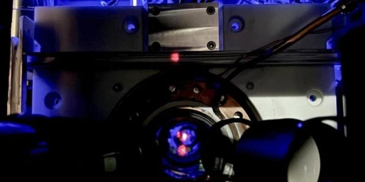 تطوير ساعة ذرية عالية الدقة