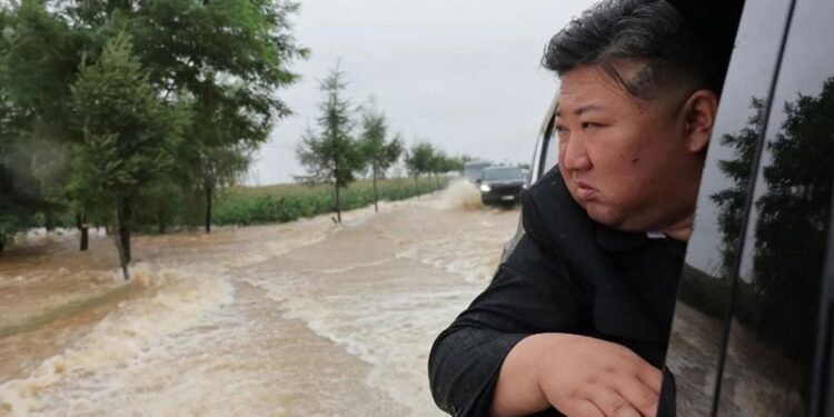 زعيم كوريا الشمالية يقود عمليات الإنقاذ جراء الفيضانات بنفسه