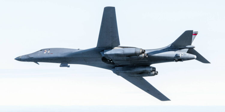 تحليـــق قاذفة جوية إستراتيجية أمريكية في سماء الشرق الأوسط