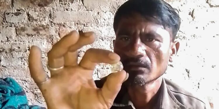 رجل هندي مثقل بالديون يعثر على ماسة ثمينة