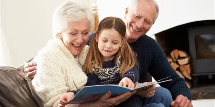 السويد .. اقرار قانون منح رواتب للأجداد ليقوموا برعاية أحفادهم