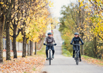 لعبة دراجات إلكترونية تنافس في العالم الحقيقي