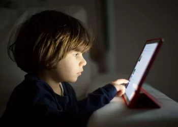استخدام الهواتف لتهدئة غضب الأطفال خطر