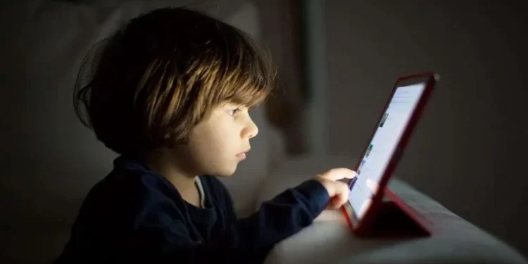 استخدام الهواتف لتهدئة غضب الأطفال خطر