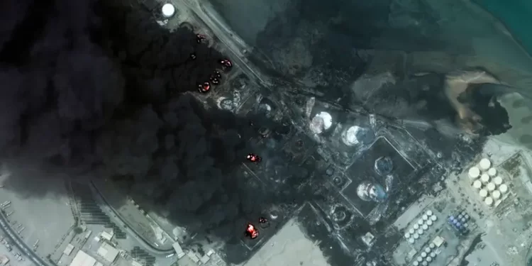 بعد أسبوع من القصف الإسرائيلي انفجار خزان نفط بميناء الحديدة