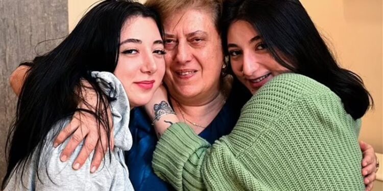 فتاة تعثر على توأمها من خلال تطبيق التيك توك