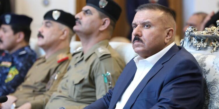 وزير الداخلية يكرم منظمي الاستعراض الأخير في كلية الشرطة