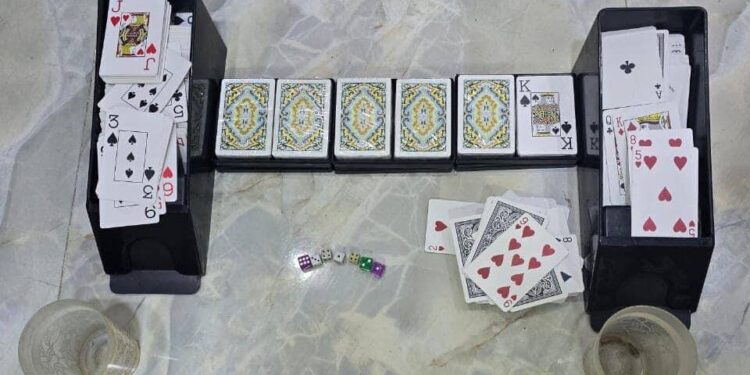 اعتقال 10 أشخاص يديرون صالة قمار وسط بغداد ,, بينهم امرأتان