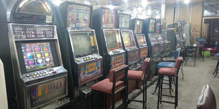 بغداد .. ضبط قاعة بداخلها (97) جهاز “قمار الكتروني” واعتقال (4) متهمين بداخلها