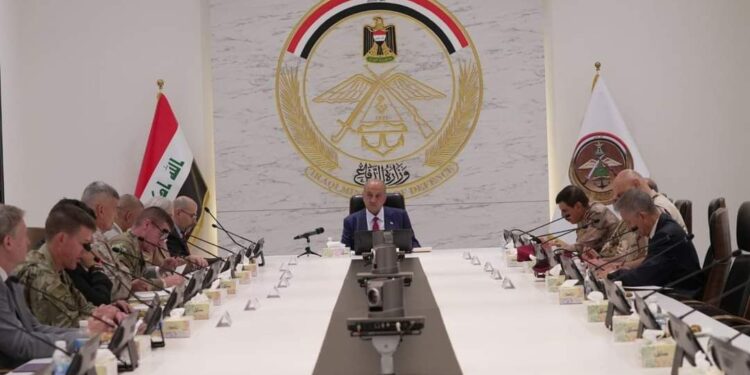 وزير الدفاع يلتقي نائب مساعد وزير الدفاع الأمريكي