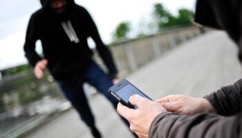 عامل في لندن حاول تتبع هاتفه المسروق فوصلته تهديدات بالقتل