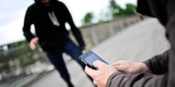 عامل في لندن حاول تتبع هاتفه المسروق فوصلته تهديدات بالقتل