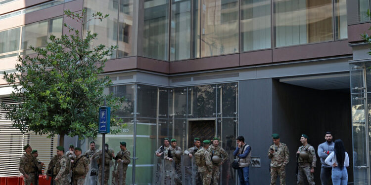 السويد تغلق سفارتها في لبنان