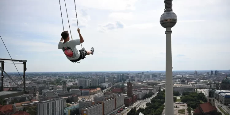 برلين تتيح تجربة أعلى أرجوحة بأوروبا