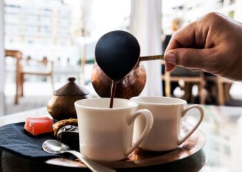 لا لشرب القهوة قبل التسوق … تعزز «الإثارة النشطة»