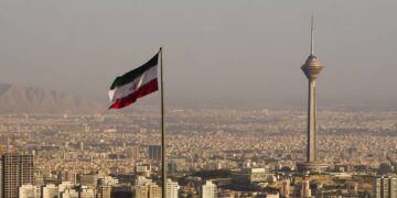 إيران تبلغ شركات الطيران بــ”تجنب” مجالها الجوي