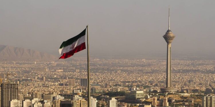 إيران تبلغ شركات الطيران بــ”تجنب” مجالها الجوي