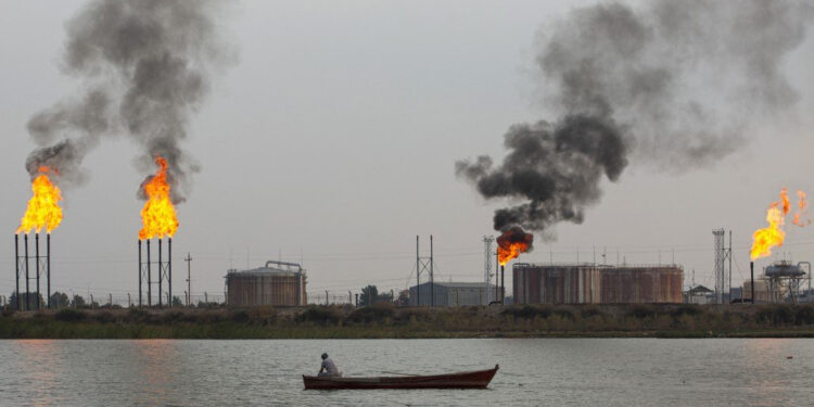 انخفاض أسعار خام البصرة مع تراجع النفط عالمياً