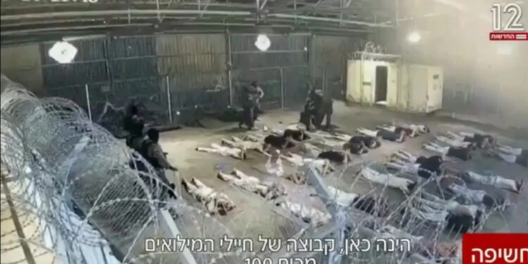 بالفيديو.. جنود إسرائيليون يعتدون جنسياً على معتقل فلسطيني