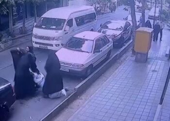 طهران.. بالفيديو اعتقـــال فتاة أمام المارة