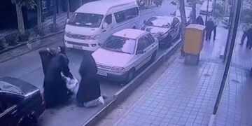 طهران.. بالفيديو اعتقـــال فتاة أمام المارة