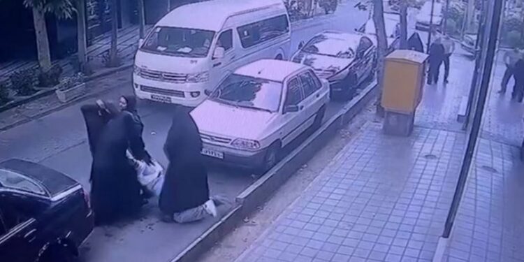 طهران.. بالفيديو اعتقـــال فتاة أمام المارة