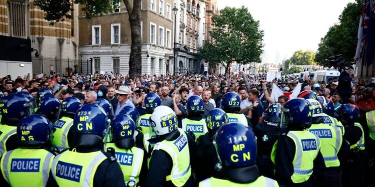 بريطانيا.. المساجد بحالة تأهب إثر تهديدات عنيفة