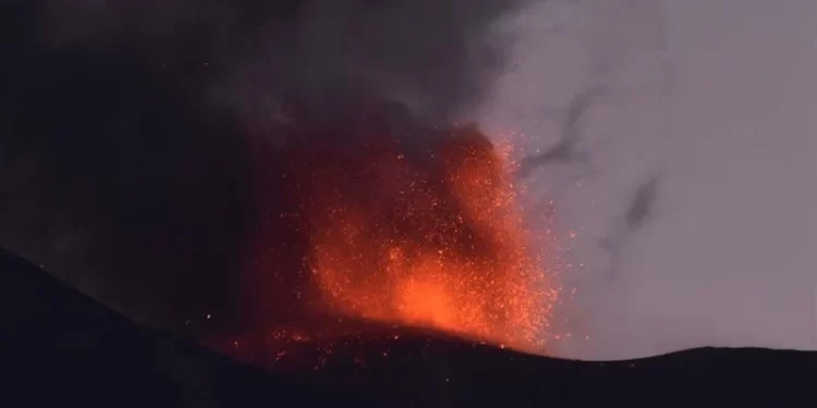 ثوران بركان إتنا في جزيرة صقلية الإيطالية ,,, بلغ ارتفاعه 3369 مترا