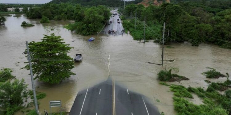 تفاصيل عن الإعصار إرنستو ,,, تهديد جزيرة بريطانية بفيضانات قاتلة