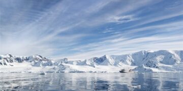 ارتفــــاع القارة القطبية الجنوبية عن مستوى المحيط