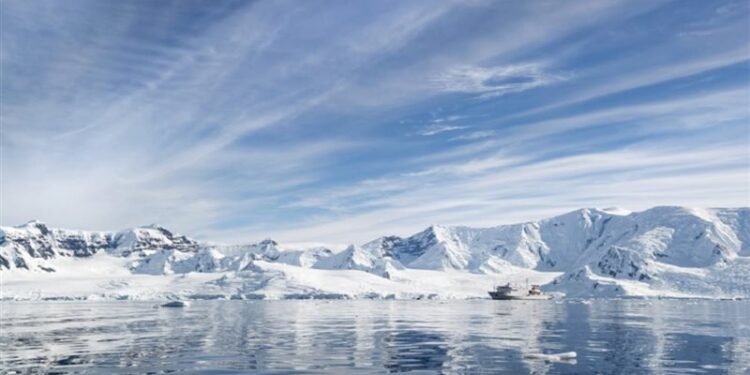 ارتفــــاع القارة القطبية الجنوبية عن مستوى المحيط